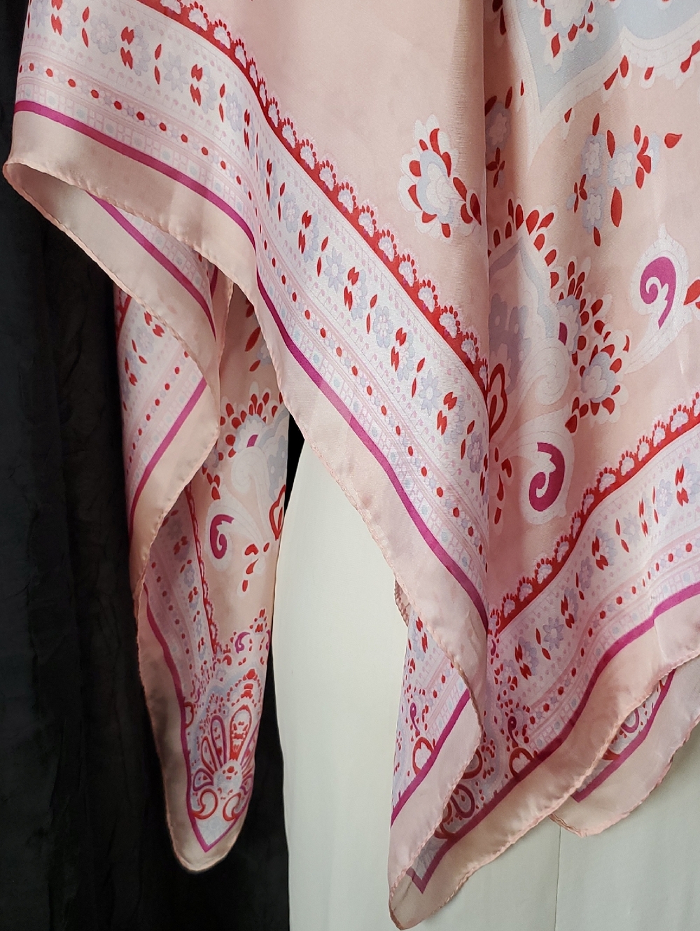 Women's Silky Satin Scarf Wrap Shawl PINK MEDALLION Max Studio Large Square 41" - Picture 2 of 5